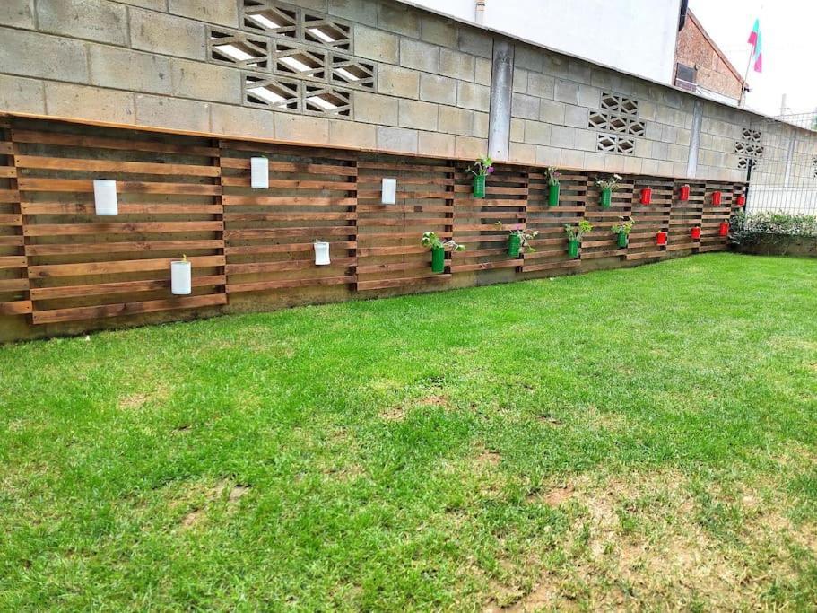 With Private Yard And Bbq Апартамент