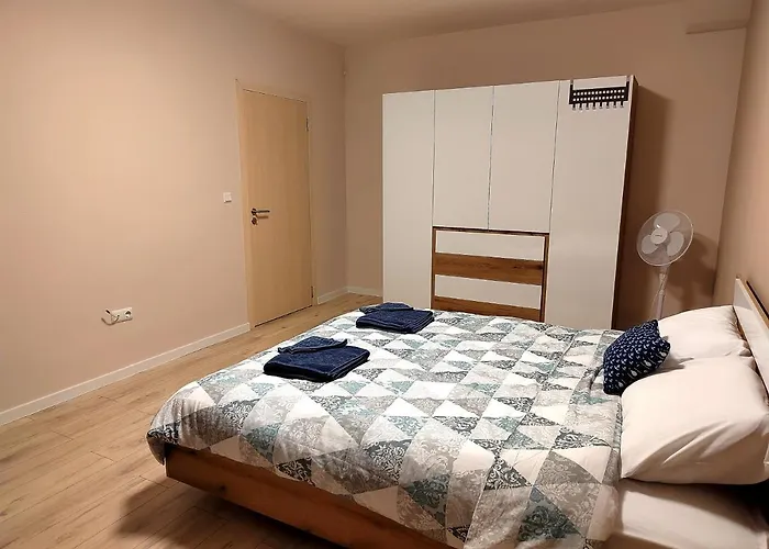 Apartment With Private Yard And Bbq